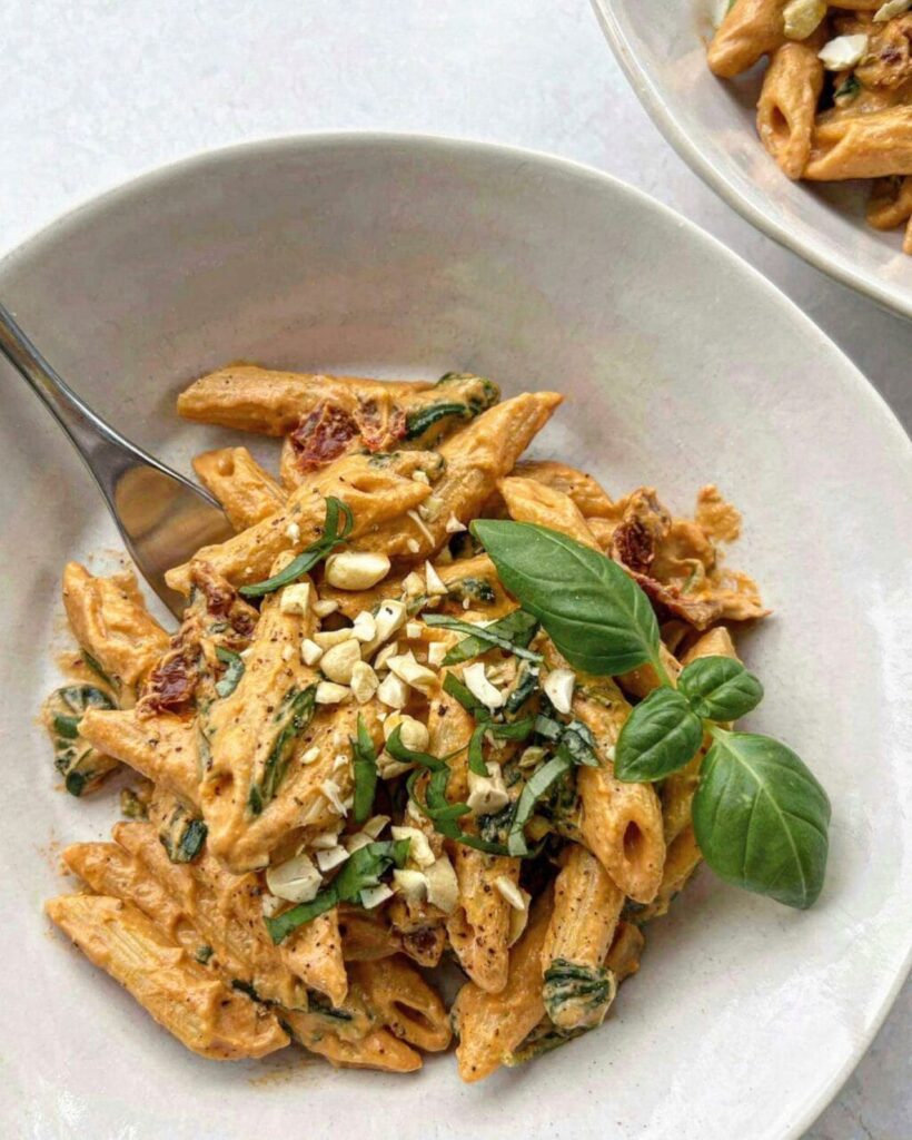 Macarrão Cremoso de Lentilha Vermelha com Molho de Castanha-de-Caju 1 Esse prato é ideal para quem busca uma refeição rica em proteínas, cremosa e sem glúten. A massa de lentilha vermelha é uma excelente fonte de proteína vegetal e ferro, enquanto o molho de castanha-de-caju traz uma cremosidade incrível, com gorduras boas e sabor suave.