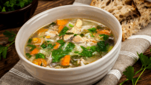 Sopa Plant-Based de “Frango” com Arroz Integral: Uma Refeição Leve e Saborosa Para Emagrecimento Saudável