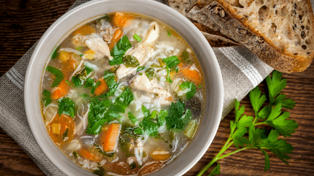 Sopa Plant-Based de “Frango” com Arroz Integral: Uma Refeição Leve e Saborosa Para Emagrecimento Saudável 4 Sopa Plant-Based de “Frango” com Arroz Integral: uma opção leve, nutritiva e reconfortante, feita com proteína vegetal, legumes frescos e arroz integral para saciar com saúde e sabor. Ideal para dias frios ou refeições detox!