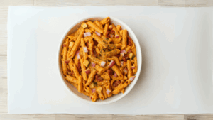 Esse prato é ideal para quem busca uma refeição rica em proteínas, cremosa e sem glúten. A massa de lentilha vermelha é uma excelente fonte de proteína vegetal e ferro, enquanto o molho de castanha-de-caju traz uma cremosidade incrível, com gorduras boas e sabor suave. Um prato rápido de preparar, nutritivo e que agrada até quem não é vegano!