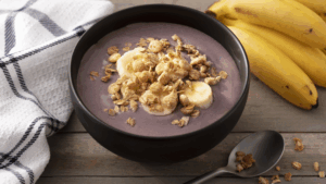 Essa receita é ideal para quem precisa de energia rápida e limpa antes de treinar, trabalha muito ou busca um café da manhã vibrante e nutritivo. A base de banana e açaí fornece energia, antioxidantes e fibras. Já a proteína vegetal garante saciedade e suporte muscular. A textura é cremosa, os toppings trazem crocância e a sensação de estar comendo uma sobremesa saudável.