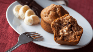 Esses bolinhos são uma alternativa saudável aos snacks industrializados. Feitos com aveia, banana e pasta de amendoim, entregam energia, fibras, gorduras boas e proteína vegetal. São ótimos para dar saciedade, ajudar na performance e manter o foco — seja nos treinos ou na rotina corrida do dia a dia.