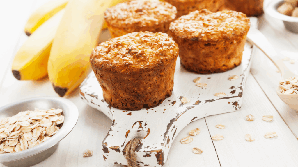 Bolinhos Proteicos de Aveia com Banana e Pasta de Amendoim (sem açúcar e sem glúten) 1 Esses bolinhos são uma alternativa saudável aos snacks industrializados. Feitos com aveia, banana e pasta de amendoim, entregam energia, fibras, gorduras boas e proteína vegetal. São ótimos para dar saciedade, ajudar na performance e manter o foco — seja nos treinos ou na rotina corrida do dia a dia.