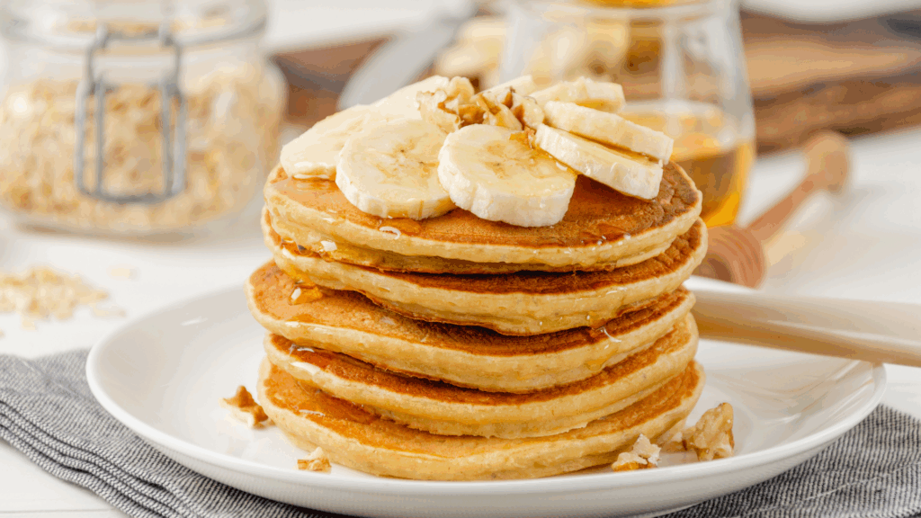 Panquecas de Banana e Aveia: Pós-Treino Leve, Nutritivo e Delicioso! 1 Banana: rica em potássio e carboidratos que auxiliam na recuperação e reposição de energia. Aveia: fonte de fibras e carboidratos complexos, garantindo energia constante. Leite vegetal: hidratação e leve aporte de proteínas.