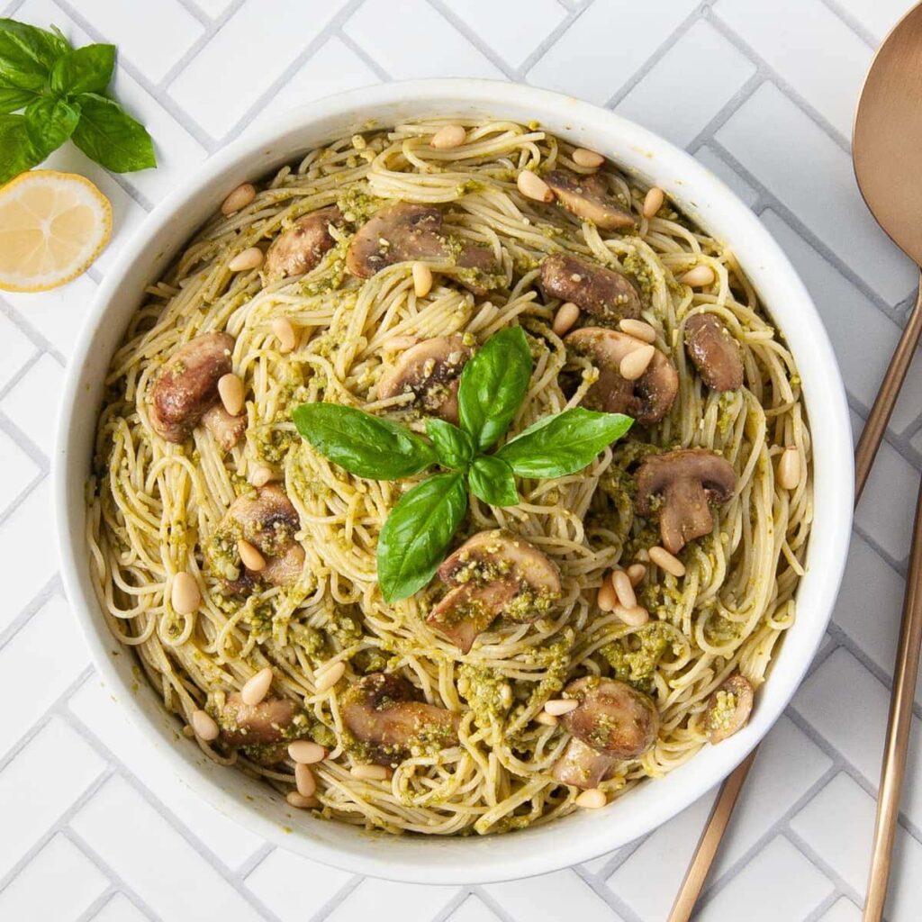 Linguine Integral com Pesto de Cogumelos: Receita Fit e Nutritiva Para Quem Quer Emagrecer com Sabor! 4 Quando falamos de emagrecimento saudável, muitas pessoas pensam que vão precisar abrir mão de pratos gostosos e reconfortantes. Mas a verdade é que, com escolhas inteligentes, é totalmente possível perder peso e ainda saborear refeições incríveis!