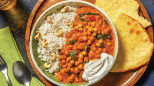 Um prato principal leve, cremoso e funcional, ideal para quem busca um almoço saudável, sem ingredientes de origem animal. Combina proteínas vegetais com folhas verdes e um toque exótico do leite de coco.