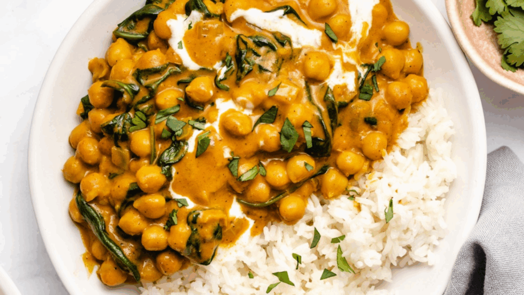 Arroz Cremoso de Grão-de-Bico com Espinafre e Leite de Coco 1 Um prato principal leve, cremoso e funcional, ideal para quem busca um almoço saudável, sem ingredientes de origem animal. Combina proteínas vegetais com folhas verdes e um toque exótico do leite de coco.