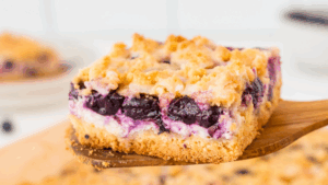 Uma sobremesa saudável, sem glúten e 100% plant-based, perfeita para impressionar em ocasiões especiais ou para um mimo no dia a dia. A base é adoçada naturalmente com tâmaras e enriquecida com manteiga de girassol, enquanto o recheio cremoso combina castanhas de caju e batata-doce branca, finalizado com uma cobertura vibrante de mirtilos frescos. Uma explosão de sabor e textura que agrada a todos!