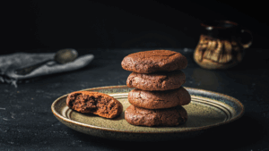 Estes biscoitos de gengibre são uma opção deliciosa e saudável para as festas de fim de ano ou para qualquer momento em que você desejar um doce reconfortante. Feitos com ingredientes integrais e naturais, são livres de glúten, laticínios e açúcares refinados.