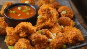 Uma explosão de sabor e textura: floretes de couve-flor envoltos em uma massa temperada, assados até ficarem crocantes e finalizados com um molho picante estilo Buffalo. Uma alternativa saudável e deliciosa às tradicionais asinhas de frango, perfeita para petiscar ou servir em festas.