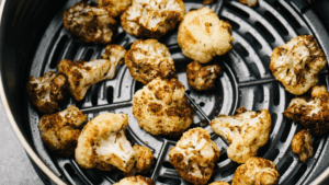 Bolinhos Crocantes de Couve-Flor na Airfryer com Molho Defumado de Alho