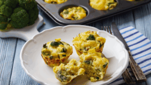 Uma opção deliciosa e saudável para lanches, entradas ou acompanhamentos. Estes bolinhos são feitos com ingredientes integrais, sem glúten e 100% plant-based. A combinação de batata e brócolis proporciona uma textura crocante por fora e macia por dentro, perfeita para agradar a todos os paladares.