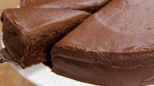 Uma sobremesa decadente e nutritiva: bolo úmido de chocolate com batata-doce e cobertura cremosa de cacau e manteiga de castanha. Ideal para impressionar em qualquer ocasião.