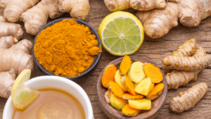Este chá anti-inflamatório é ideal para quem busca alívio natural de dores, fortalecimento do sistema imunológico e uma rotina mais saudável. A combinação de gengibre, cúrcuma e limão é poderosa: combate inflamações, ajuda na digestão e tem ação antioxidante. Perfeito para começar o dia, tomar após refeições pesadas ou em períodos de baixa imunidade.
