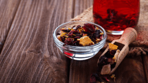 Esse chá funcional foi pensado para dar energia física e mental antes do treino, ou para dias de foco intenso. O hibisco estimula a circulação, o gengibre ativa o metabolismo e o guaraná fornece um impulso natural de cafeína sem causar pico de ansiedade. Uma alternativa saudável, termogênica e saborosa para substituir energéticos e pré-treinos artificiais.
