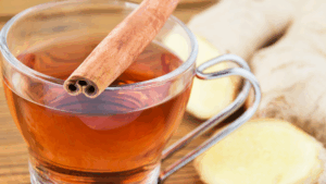 Este chá funcional combina ingredientes naturais conhecidos por auxiliarem na redução da pressão arterial. O hibisco possui propriedades vasodilatadoras, enquanto a canela e o gengibre oferecem ação anti-inflamatória e estimulam a circulação. É uma bebida saborosa, aromática e ideal para cuidar da saúde cardiovascular.
