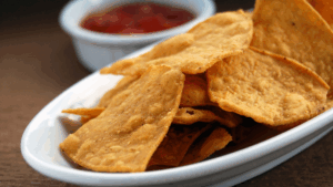 Uma explosão de sabor e textura: crocantes por fora, macios por dentro. Esses chips de tortilla são assados até dourar, sem óleo, sem culpa, só prazer puro. A mistura de especiarias traz um toque defumado e picante que vai conquistar seu paladar.
