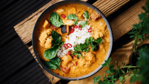 Um prato plant-based completo, funcional e reconfortante. Feito com vegetais variados e leite de coco, este curry é uma explosão de sabores, ideal para quem busca uma refeição leve, sem glúten e cheia de benefícios.