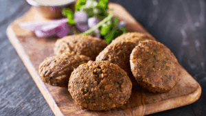 Uma versão leve e funcional do clássico do Oriente Médio Este falafel assado é uma alternativa saudável ao tradicional frito, mantendo o sabor característico das especiarias e ervas frescas. Acompanhado por um molho tzatziki cremoso à base de castanhas, é uma opção deliciosa para refeições leves ou lanches nutritivos.