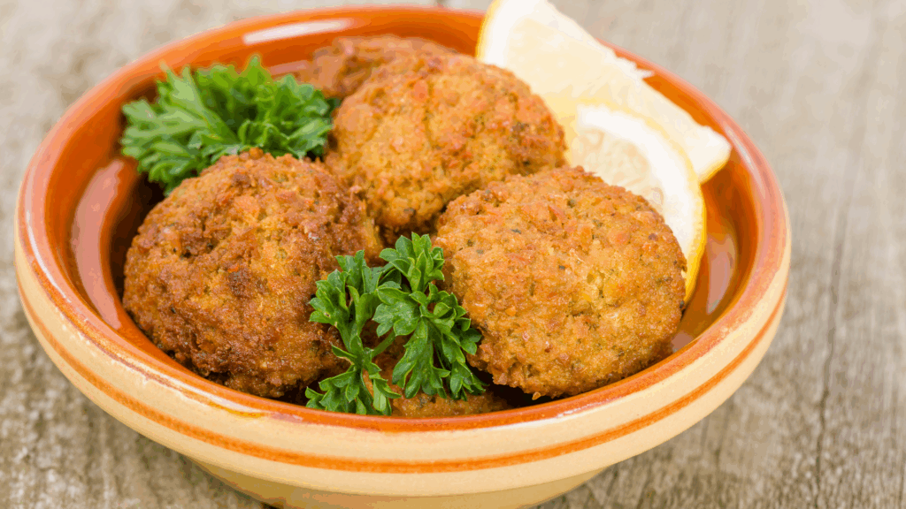 Falafel Assado Plant-Based com Molho Tzatziki de Castanhas 1 Uma versão leve e funcional do clássico do Oriente Médio Este falafel assado é uma alternativa saudável ao tradicional frito, mantendo o sabor característico das especiarias e ervas frescas. Acompanhado por um molho tzatziki cremoso à base de castanhas, é uma opção deliciosa para refeições leves ou lanches nutritivos.