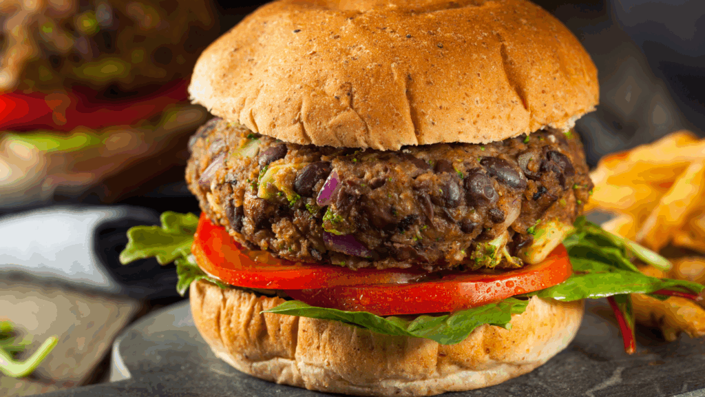 Hambúrguer Plant-Based de Feijão-Preto, Jaca e Molho Chipotle-Limão 1 Um hambúrguer suculento, nutritivo e cheio de sabor, ideal para refeições práticas e saudáveis Este hambúrguer combina a textura carnuda da jaca com a densidade do feijão-preto, milho doce, especiarias defumadas e um molho cremoso de chipotle com limão. Uma opção deliciosa e funcional para qualquer ocasião.