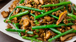 Uma explosão de sabores africanos em um prato funcional e nutritivo O Inguday Tibs é um prato tradicional etíope que combina cogumelos portobello e vagem em um refogado aromático e picante. As especiarias como berbere, páprica doce e cardamomo conferem profundidade e calor ao prato, enquanto o toque de limão e tâmaras equilibra os sabores com acidez e doçura naturais. Ideal para ser servido com injera ou arroz integral, é uma opção deliciosa e funcional para o seu cardápio plant-based.
