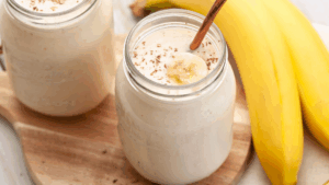 Aprenda a fazer um smoothie pós-treino plant-based com banana congelada, proteína vegetal e pasta de amendoim. Receita saudável, rica em proteínas, ideal para recuperação muscular e super cremosa!