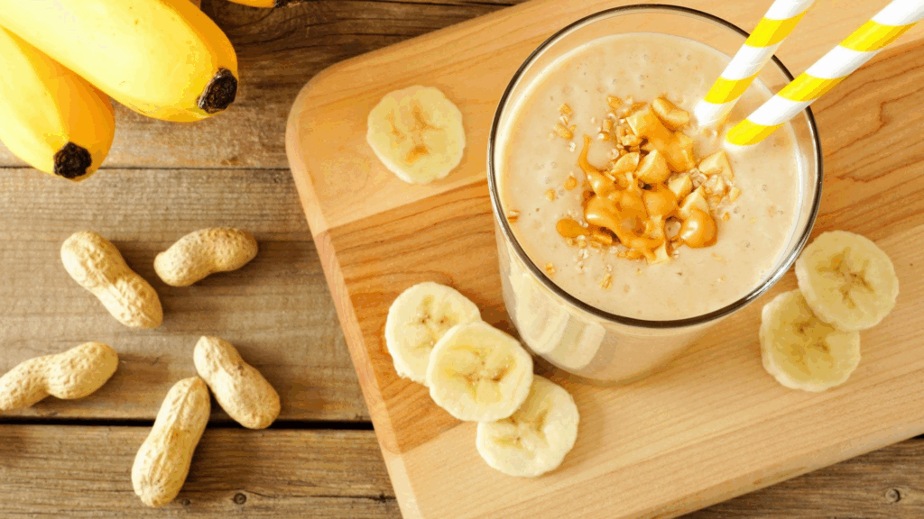 Smoothie Pós-Treino de Banana com Pasta de Amendoim e Proteína Vegetal 1 Aprenda a fazer um smoothie pós-treino plant-based com banana congelada, proteína vegetal e pasta de amendoim. Receita saudável, rica em proteínas, ideal para recuperação muscular e super cremosa!