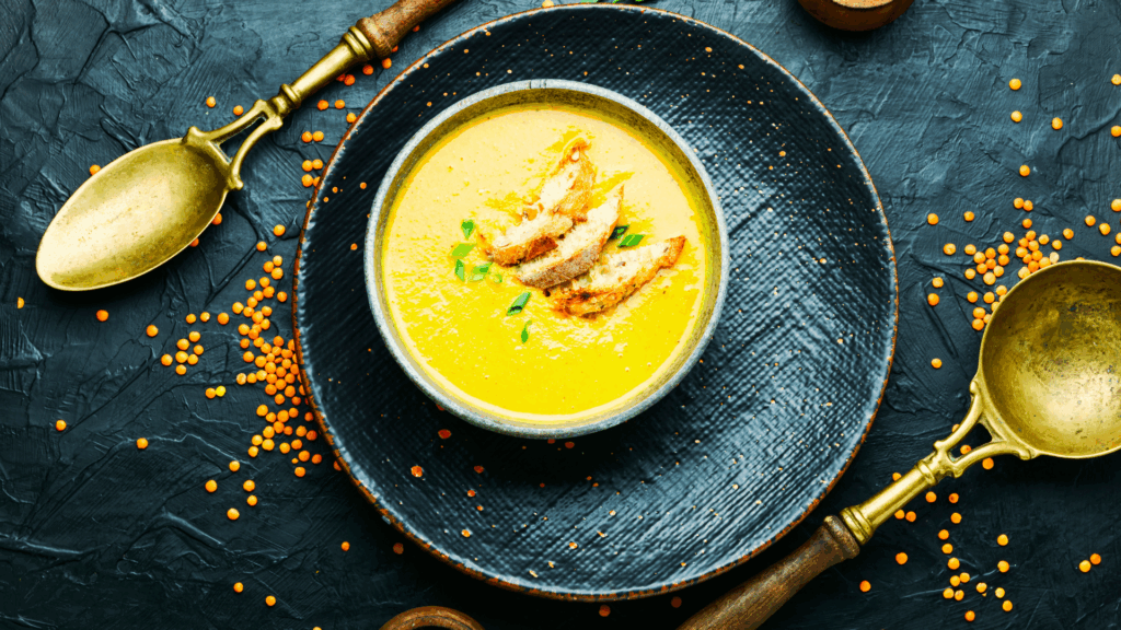Sopa Cremosa de Lentilha com Leite de Coco e Curry 1 Essa sopa é um verdadeiro abraço quente no fim do dia. Rica em proteínas vegetais, fibras e com especiarias de ação anti-inflamatória, ela promove saciedade sem pesar. A combinação da lentilha com leite de coco e curry cria um sabor exótico, levemente picante e extremamente nutritivo. Ideal para noites frias, pós-treino, ou para quem deseja uma refeição leve, completa e deliciosa.