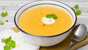 Essa sopa é um verdadeiro abraço quente no fim do dia. Rica em proteínas vegetais, fibras e com especiarias de ação anti-inflamatória, ela promove saciedade sem pesar. A combinação da lentilha com leite de coco e curry cria um sabor exótico, levemente picante e extremamente nutritivo. Ideal para noites frias, pós-treino, ou para quem deseja uma refeição leve, completa e deliciosa.