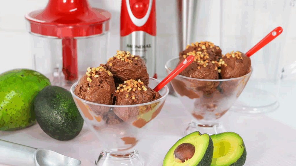 Sorvete Cremoso de Abacate com Cacau e Canela 1 Esse sorvete saudável low carb com abacate é a opção ideal para quem busca uma sobremesa gelada para emagrecer, sem abrir mão do sabor e da cremosidade. Rico em gorduras boas, fibras e ingredientes termogênicos, como canela e óleo de coco, ele ajuda a acelerar o metabolismo, controlar a saciedade e ainda melhora o humor graças ao cacau 100% puro. Uma receita perfeita para incluir na sua rotina de alimentação saudável, com baixo índice glicêmico, sem açúcar refinado e totalmente natural.