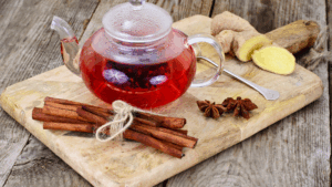 Esse chá é uma combinação poderosa de ingredientes naturais com propriedades hipoglicemiantes. A canela ajuda a aumentar a sensibilidade à insulina, o gengibre atua como anti-inflamatório e melhora a digestão, e as folhas de amora (ricas em ácido gálico) são conhecidas por ajudar na redução dos níveis de glicose no sangue. Uma bebida quente, reconfortante e terapêutica para quem precisa cuidar da saúde sem abrir mão de sabor.