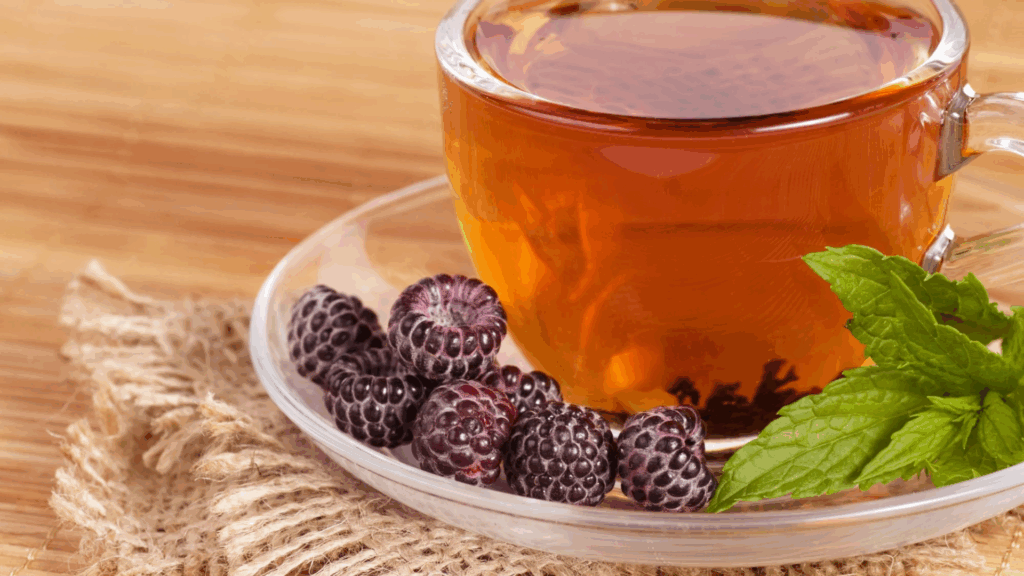 Chá Funcional de Canela, Gengibre e Folhas de Amora 1 Esse chá é uma combinação poderosa de ingredientes naturais com propriedades hipoglicemiantes. A canela ajuda a aumentar a sensibilidade à insulina, o gengibre atua como anti-inflamatório e melhora a digestão, e as folhas de amora (ricas em ácido gálico) são conhecidas por ajudar na redução dos níveis de glicose no sangue. Uma bebida quente, reconfortante e terapêutica para quem precisa cuidar da saúde sem abrir mão de sabor.