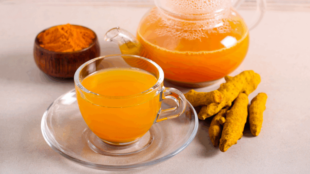 Chá Anti-inflamatório de Gengibre, Cúrcuma e Limão 1 Este chá anti-inflamatório é ideal para quem busca alívio natural de dores, fortalecimento do sistema imunológico e uma rotina mais saudável. A combinação de gengibre, cúrcuma e limão é poderosa: combate inflamações, ajuda na digestão e tem ação antioxidante. Perfeito para começar o dia, tomar após refeições pesadas ou em períodos de baixa imunidade.