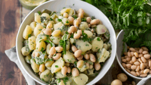 Esta salada de batata é uma combinação perfeita de sabores e texturas, ideal para uma refeição leve e nutritiva. As batatas novas são combinadas com feijão branco, pepino crocante e agrião fresco, tudo envolvido em um cremoso vinagrete de tahine e ervas frescas. Uma opção vegana deliciosa e rica em fibras, perfeita para qualquer ocasião.