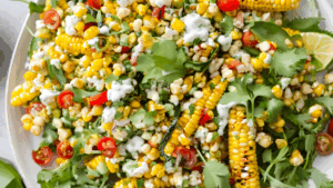 Esta salada de milho grelhado é uma explosão de sabores e texturas, perfeita para dias quentes ou como acompanhamento em churrascos veganos. O milho doce grelhado combina perfeitamente com o molho picante de jalapeño, criando uma experiência gastronômica inesquecível. Uma opção vegana, sem glúten e cheia de sabor.