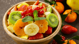 Colorida, nutritiva e naturalmente doce, essa salada de frutas é um festival de antioxidantes, fibras e vitaminas. Perfeita para dias quentes ou como sobremesa saudável, ela combina o melhor das frutas da estação com um toque refrescante de limão e hortelã. Ideal para fortalecer a imunidade, manter a hidratação e promover saúde intestinal com muito sabor e leveza.