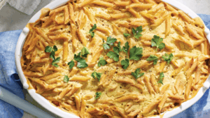Uma releitura saudável e reconfortante da tradicional lasanha grega, o pastitsio plant-based combina camadas de penne integral, lentilhas aromatizadas com canela e noz-moscada, e um molho cremoso à base de batata. Ideal para ocasiões especiais ou para surpreender a família com um prato nutritivo e saboroso.