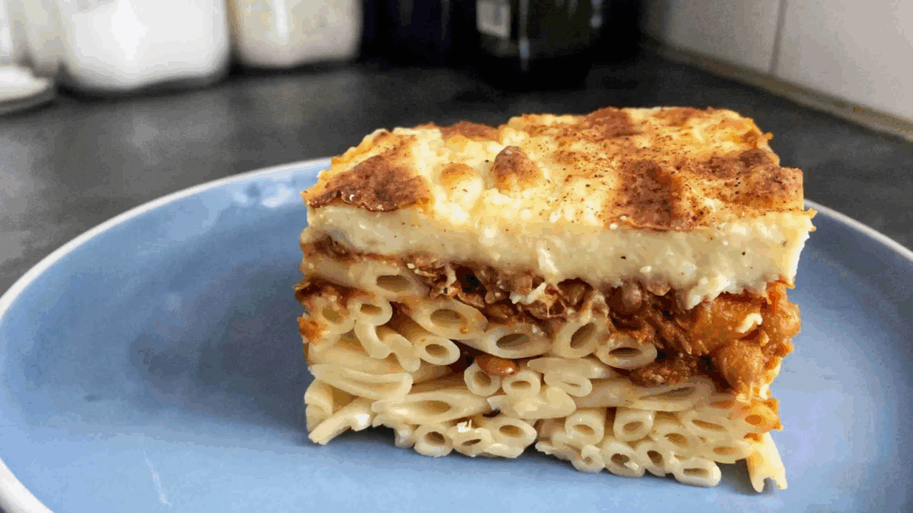 Lasanha Grega Plant-Based com Lentilhas 1 Uma releitura saudável e reconfortante da tradicional lasanha grega, o pastitsio plant-based combina camadas de penne integral, lentilhas aromatizadas com canela e noz-moscada, e um molho cremoso à base de batata. Ideal para ocasiões especiais ou para surpreender a família com um prato nutritivo e saboroso.