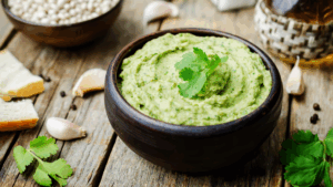 Um molho verde vibrante, cheio de gorduras boas e sabor fresco para elevar suas receitas naturais Esse molho é um verdadeiro boost de nutrientes! O abacate traz a cremosidade, o limão dá o toque ácido na medida certa e o coentro entrega aquele frescor marcante. É uma opção leve e nutritiva para quem quer substituir molhos industrializados e manter o sabor lá em cima.