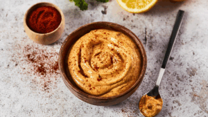 Um molho intenso, levemente picante e cheio de personalidade para bowls, wraps, legumes assados ou grelhados Esse molho é ideal para dar aquele toque defumado e levemente apimentado nas suas receitas plant-based. A base com mostarda, limão e azeite traz cremosidade e profundidade, enquanto a páprica defumada e a pimenta elevam o sabor a outro nível.