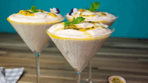 Uma sobremesa leve, cremosa e naturalmente doce, perfeita para dias quentes ou para aquele final de refeição mais leve. Rica em gorduras boas e vitamina C, é uma opção saudável e sofisticada.