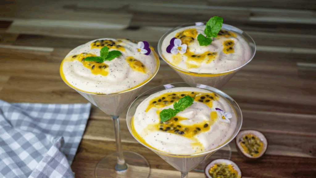 Mousse Plant-Based de Maracujá com Leite de Coco 1 Uma sobremesa leve, cremosa e naturalmente doce, perfeita para dias quentes ou para aquele final de refeição mais leve. Rica em gorduras boas e vitamina C, é uma opção saudável e sofisticada.