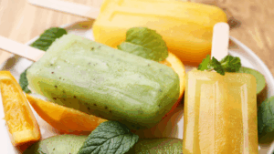 Refresque-se com estes picolés coloridos e saudáveis, perfeitos para os dias quentes. Feitos com ingredientes naturais, como suco de laranja, kiwi fresco e mirtilos, são uma opção deliciosa e nutritiva para toda a família.