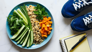Você já se perguntou como algumas pessoas conseguem manter uma energia constante, treinar com consistência, render no trabalho e ainda manter o bom humor? A resposta pode estar mais perto do que parece — no estilo de vida plant-based. Mais do que uma tendência, essa forma de viver e se alimentar se tornou uma aliada poderosa de quem busca alta performance, tanto nos treinos quanto na rotina intensa do dia a dia.