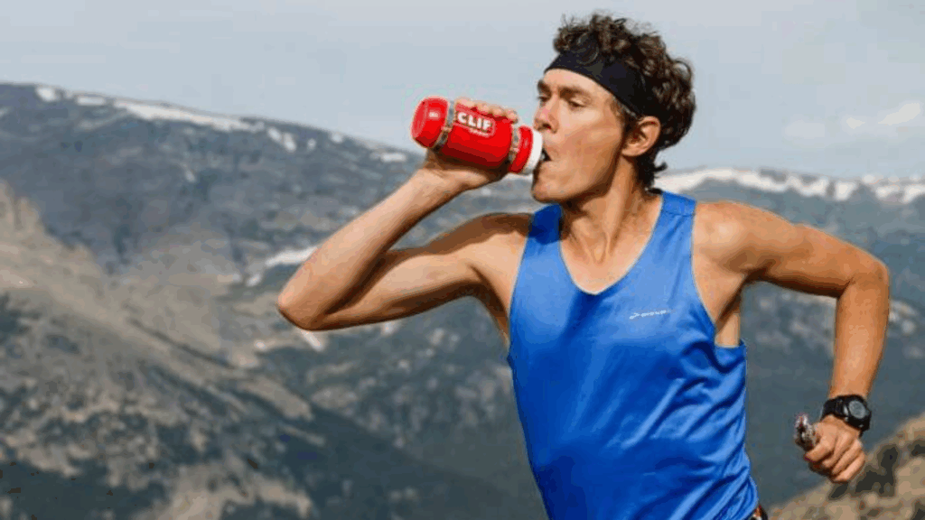 Plant-Based e Alta Performance: Como a Alimentação Natural Impulsiona Corpo, Mente e Energia 5 Você já se perguntou como algumas pessoas conseguem manter uma energia constante, treinar com consistência, render no trabalho e ainda manter o bom humor? A resposta pode estar mais perto do que parece — no estilo de vida plant-based. Mais do que uma tendência, essa forma de viver e se alimentar se tornou uma aliada poderosa de quem busca alta performance, tanto nos treinos quanto na rotina intensa do dia a dia.