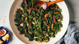Uma explosão de sabores africanos em um prato funcional e nutritivo Este refogado de folhas verdes, inspirado na culinária etíope, combina couve e acelga suíça com especiarias aromáticas como coentro, cominho e cardamomo. Uma pitada de leite vegetal adiciona cremosidade, resultando em um acompanhamento leve, saboroso e repleto de benefícios para a saúde.