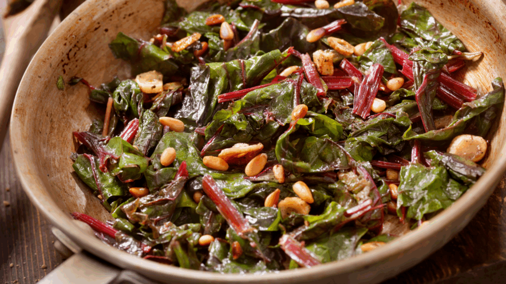 Refogado Etíope de Couve e Acelga 1 Uma explosão de sabores africanos em um prato funcional e nutritivo Este refogado de folhas verdes, inspirado na culinária etíope, combina couve e acelga suíça com especiarias aromáticas como coentro, cominho e cardamomo. Uma pitada de leite vegetal adiciona cremosidade, resultando em um acompanhamento leve, saboroso e repleto de benefícios para a saúde.