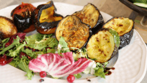 Uma fusão de sabores etíopes em um prato funcional e reconfortante Esta salada morna combina a textura macia da berinjela com o sabor intenso do tomate e o toque picante das especiarias etíopes. Servida com pão pita integral, é uma opção perfeita para um lanche nutritivo ou acompanhamento sofisticado.