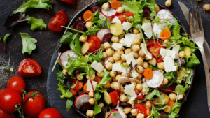 Esta salada morna é uma opção prática, nutritiva e repleta de sabor para o almoço ou jantar. O grão-de-bico oferece proteínas vegetais e fibras, enquanto o espinafre e o tomate cereja complementam com vitaminas e antioxidantes. Uma receita rápida, perfeita para quem busca energia e saúde no dia a dia.